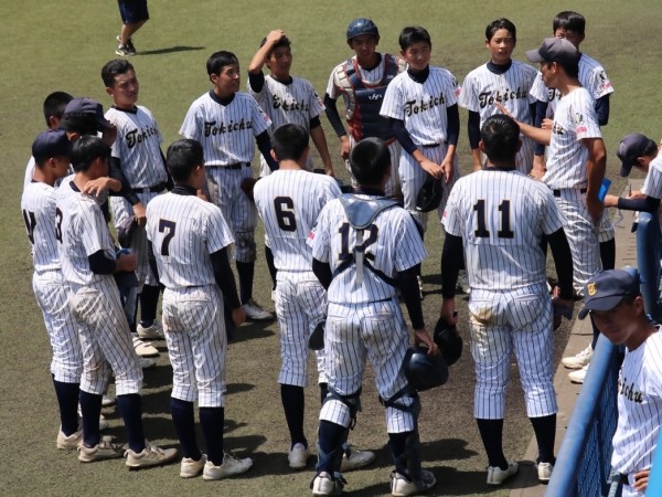 監督を囲む野球部の選手たち