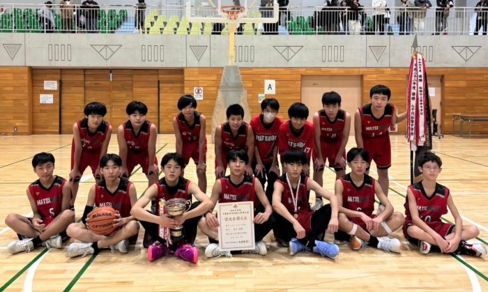 表彰状を手に集合写真