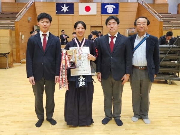 表彰状と優勝カップを持つ余野さんと先生方