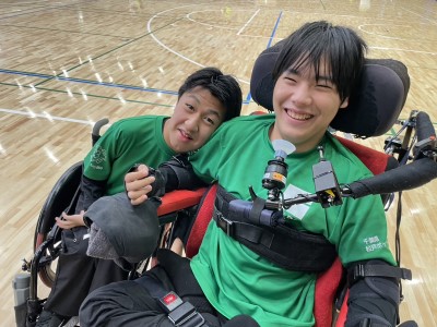 仲間と笑う小林さん
