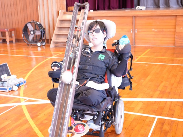 ランプ（勾配具）を駆使してボールを転がす小林さんの様子