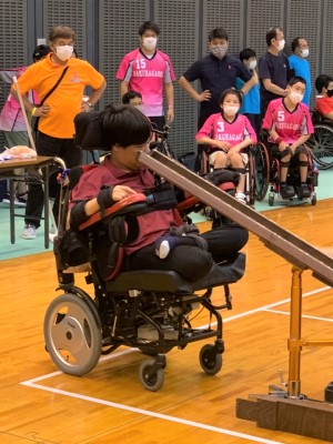 ランプ（勾配具）を覗き込む小林さん