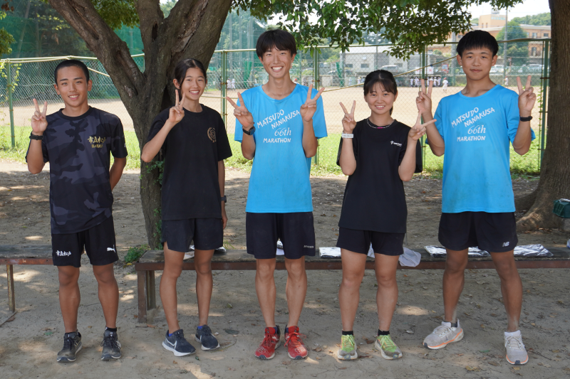 陸上部5人の写真