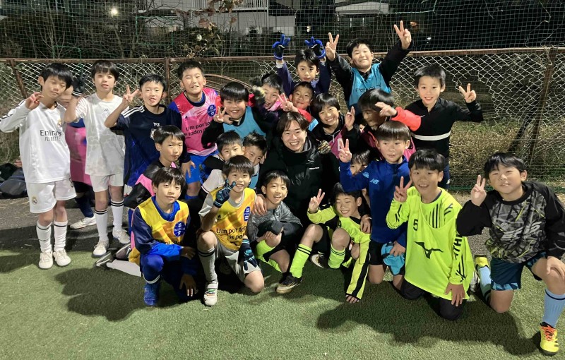 子どもたちに囲まれ笑顔の藤井選手