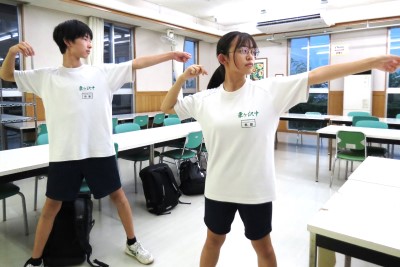 弓を引くポーズをする2人