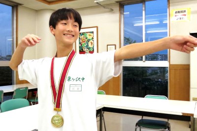 笑顔でポーズをとる佐藤さん