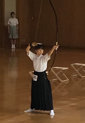 大会で弓を引く佐藤さん