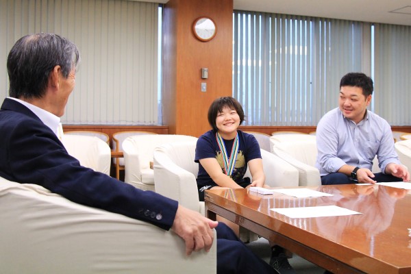 市長と笑顔で話す玲衣さん