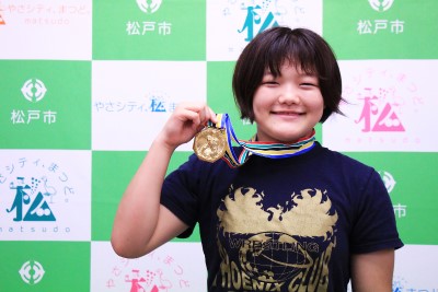 笑顔でメダルを見せるれいさん