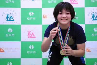 構えのポーズをとる玲衣さん