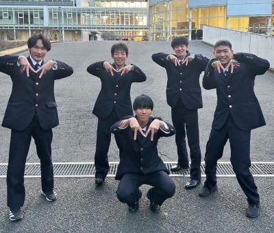松戸出身の仲間たちと笑顔の鈴木さん