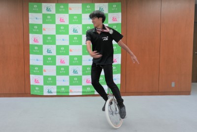 表敬訪問の会場で実演する木村さん