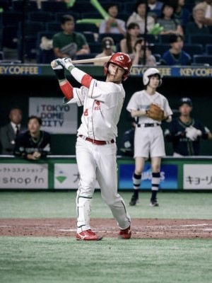 バットを振る立松選手