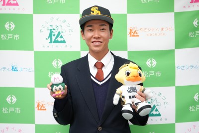 ソフトバンクホークスとまつまつのぬいぐるみを持つ広瀬選手