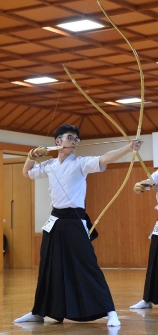 弓をひく貝谷さん