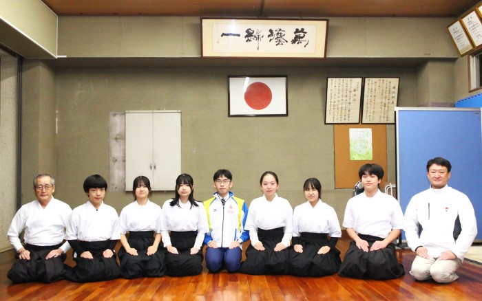 正座で並ぶ錬士、教士たちと中学生