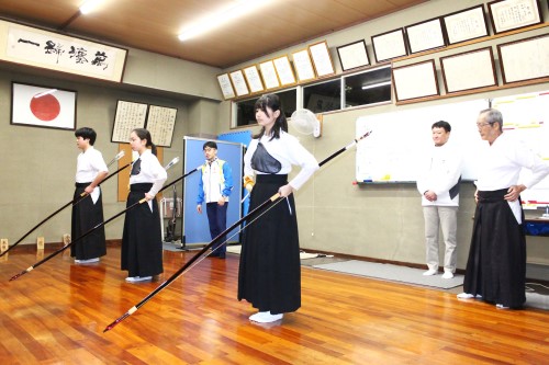 中学生の指導をする奥田教士、松浦教士と貝谷さん