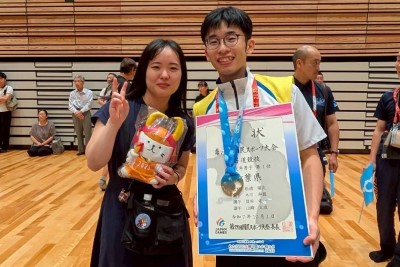 国民スポーツ大会の賞状を持つ貝谷さんと妻の早紀さん