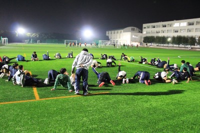 輪になって練習する様子