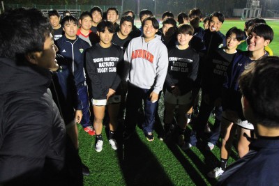 小阪監督の話を笑顔できく部員たち