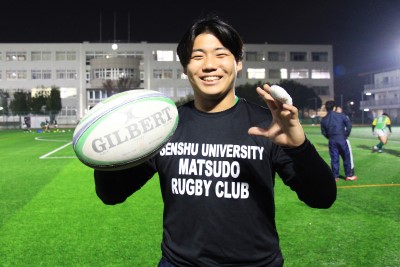 ボールを手に笑顔の斉藤選手