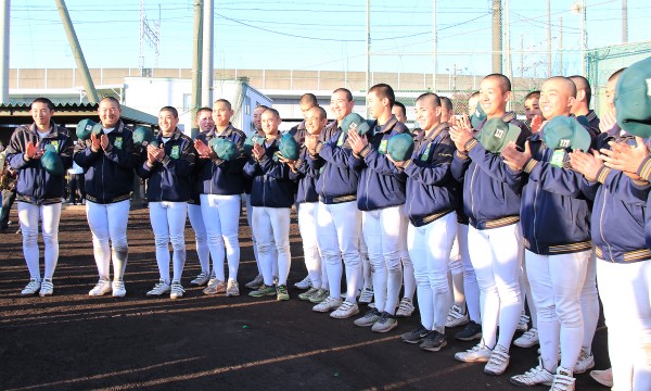 笑顔で手を叩く野球部メンバー