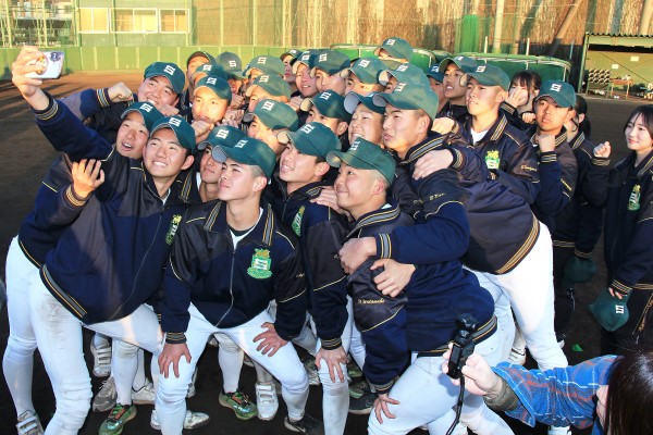 笑顔で記念撮影する選手たち