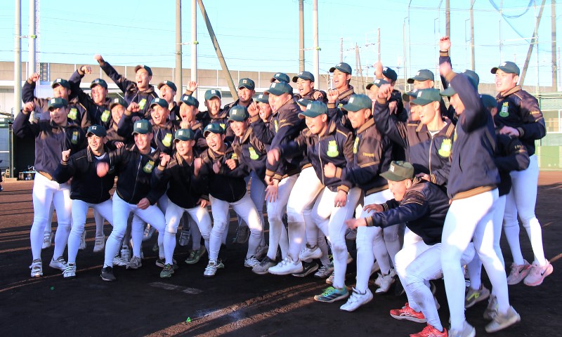 ジャンプして意気込みを見せる選手たち