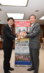山田選手と市長の写真