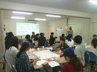 ウォーキング後に発見したものを発表する様子