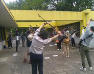 ポールウォーキングのポールを使った準備運動の様子