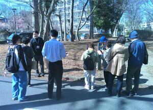 グループで公園を歩きます