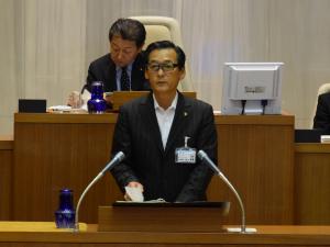 平成27年度9月定例議会で壇上に立つ市長