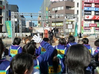 松戸駅西口にて市長の挨拶写真