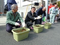 プランターの前で苗を持つ市長の写真