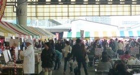 南部市場祭で賑わう人々の写真