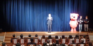 ステージで市長が挨拶をしている写真