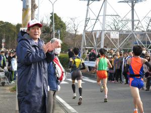 走っている参加者を応援している市長の写真