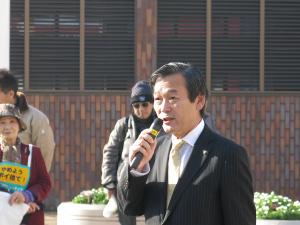 松戸駅西口デッキで市長挨拶の写真