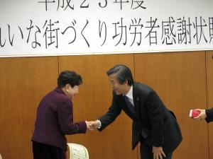 功労者と握手する市長の写真