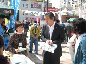 出展者と話している市長の写真