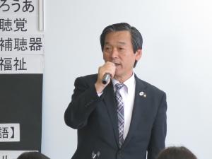 市長が挨拶している写真