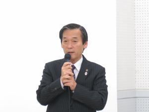 総会で挨拶をする市長の写真