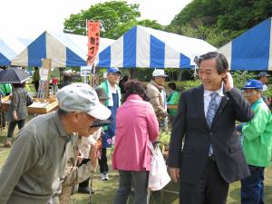 会場に来た参加者と話す市長の写真