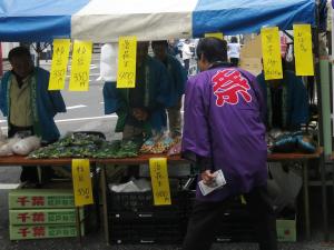 地場野菜を売っているテントに挨拶をする様子