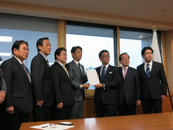 環境副大臣へ要望書を渡す様子