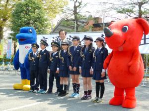 一日警察署長の小学生と記念撮影