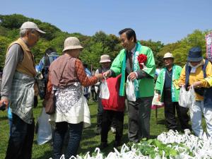 緑と花のフェスティバル2017市長が苗木を配る様子