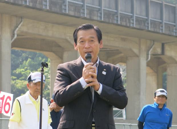 平成29年度松戸市グラウンド・ゴルフ協会春季市長杯大会　市長挨拶の様子