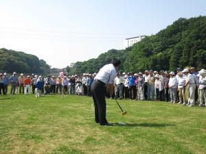 平成29年度松戸市グラウンド・ゴルフ協会春季市長杯大会　市長始球式の様子
